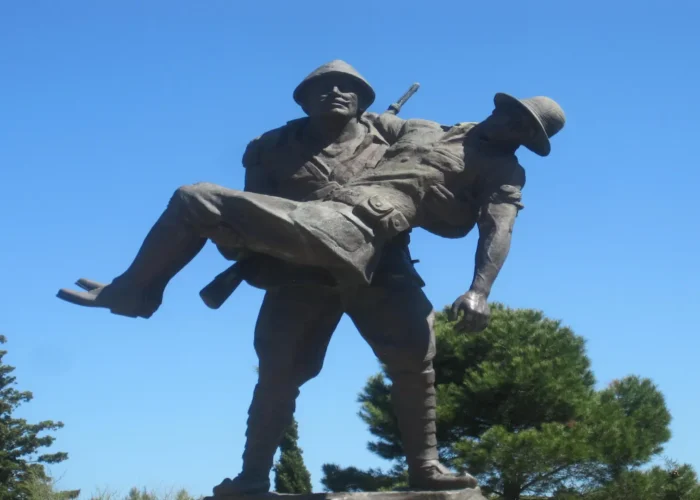 Statue of soldier carrying comrade at Gallipoli